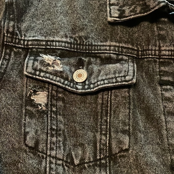 🔥Boutique🔥Blake Distressed Jean Jacket - Picture 9 of 15